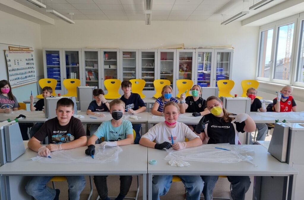 2b Schüler/innen betätigen sich als Chirurgen