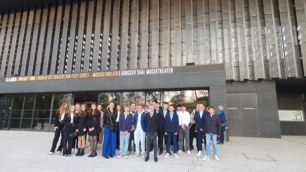 Viertklässler gehen in die Oper