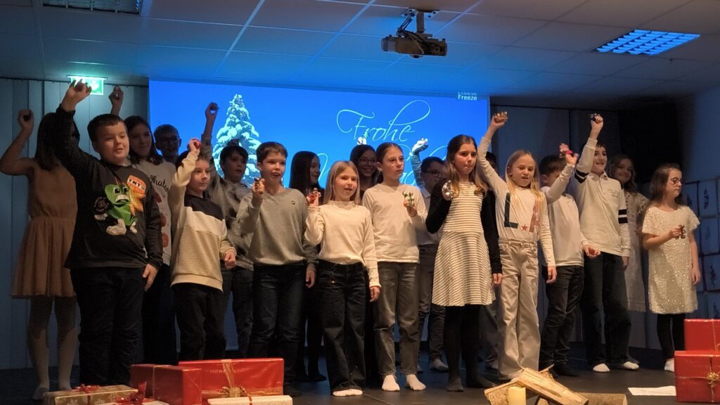 Weihnachtsaufführung der Erstklässler/innen